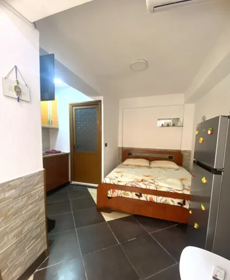 Vlore, jepet me qera garsonier Kati 1, 38 m² 150 € (rruga Andrea Varfi) drita+uje+internet te perfshira
