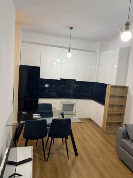 Tirane, jepet me qera apartament 1+1 Kati 3, 55 m² 500 € (Ali Demi)