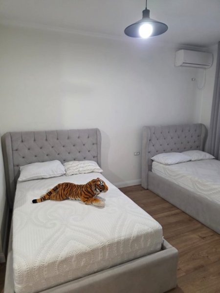 Tirane, jepet me qera apartament 2+1+Ballkon , 110 m² 750 € (Mbikalimi i Komunes)