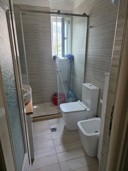 Tirane, jepet me qera apartament 2+1+Ballkon , 110 m² 750 € (Mbikalimi i Komunes)