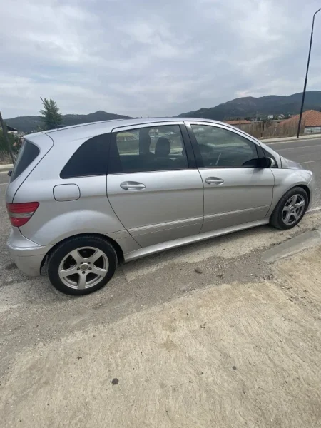 Tirane, shitet B class Nafte, gri metalizato automatik Klima 216.000 km 4.000 €