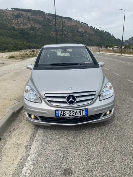 Tirane, shitet B class Nafte, gri metalizato automatik Klima 216.000 km 4.000 €
