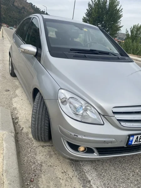 Tirane, shitet B class Nafte, gri metalizato automatik Klima 216.000 km 4.000 €