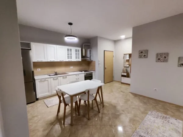 Tirane, jepet me qera apartament 2+1 Kati 3, 120 m² 650 € (Ish Stacioni Trenit)