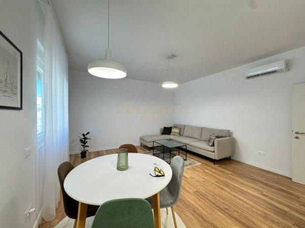 Tirane, jepet me qera apartament 2+1+Ballkon Kati 5, 88 m² 850 € (Sheshi Wilson)
