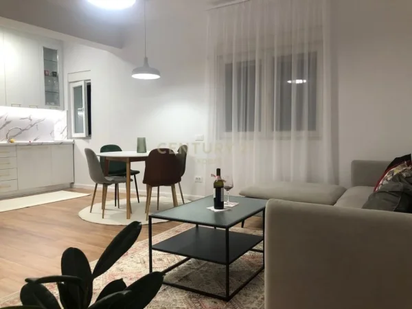 Tirane, jepet me qera apartament 2+1+Ballkon Kati 5, 88 m² 850 € (Sheshi Wilson)