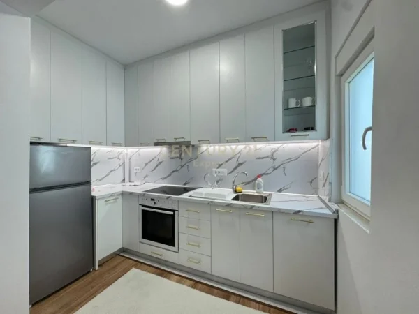 Tirane, jepet me qera apartament 2+1+Ballkon Kati 5, 88 m² 850 € (Sheshi Wilson)