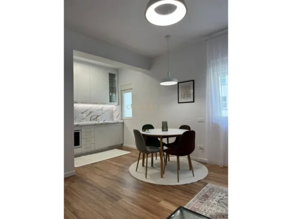 Tirane, jepet me qera apartament 2+1+Ballkon Kati 5, 88 m² 850 € (Sheshi Wilson)