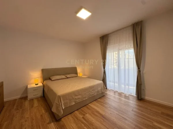 Tirane, jepet me qera apartament 2+1+Ballkon Kati 5, 88 m² 850 € (Sheshi Wilson)