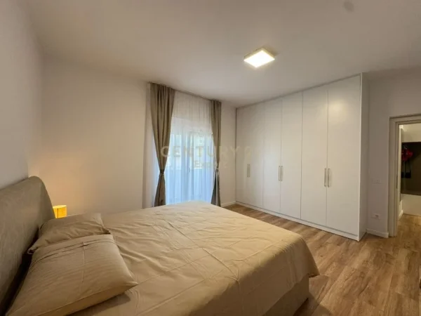 Tirane, jepet me qera apartament 2+1+Ballkon Kati 5, 88 m² 850 € (Sheshi Wilson)