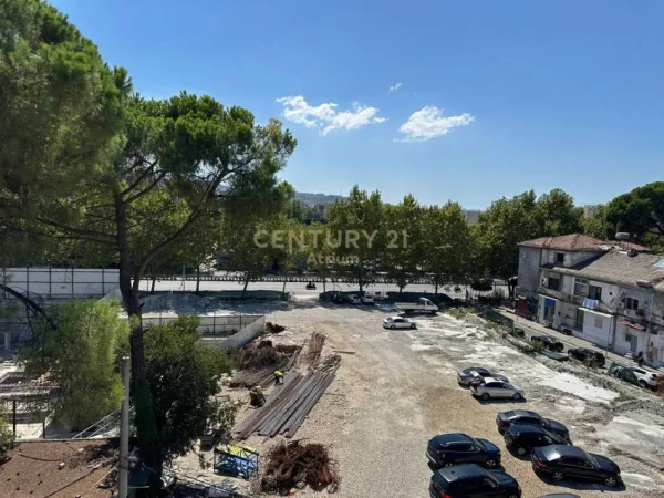 Tirane, jepet me qera ambjent biznesi Kati 3, 1.024 m² 6.000 € (Laprake)