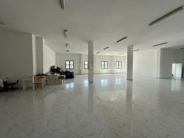 Tirane, jepet me qera ambjent biznesi Kati 3, 1.024 m² 6.000 € (Laprake)