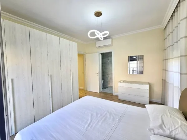 Jepet me qira apartament 2+1 + 3 tek PAZARI RI -SPAR  totalisht e arreduar  me cdo gje. 1100€/Muaj