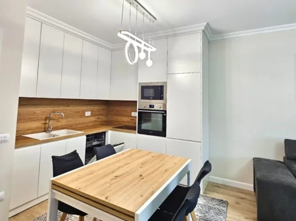 Jepet me qira apartament 2+1 + 3 tek PAZARI RI -SPAR  totalisht e arreduar  me cdo gje. 1100€/Muaj