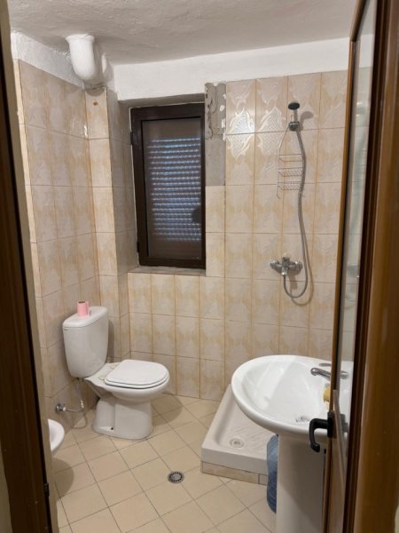 Tirane, jepet me qera apartament 1+1 Kati 2, 50 m² 380 € 