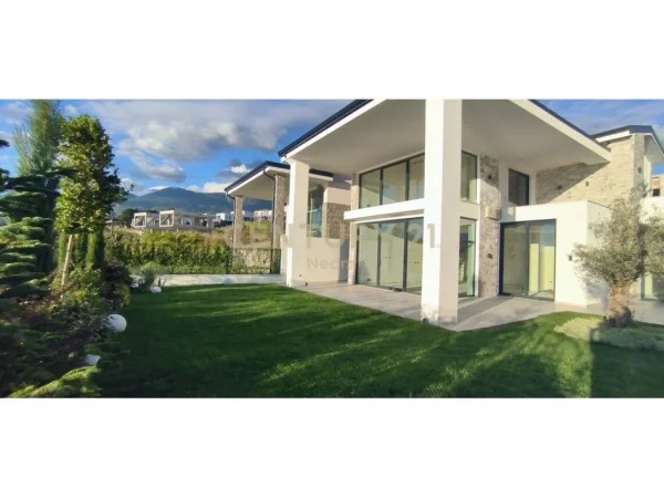 Tirane, shitet Vile 3+1+Aneks+Ballkon Kati 0, 450 m² 570.000 € (Neom122373)