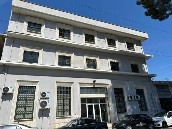 Tirane, jepet me qera ambjent biznesi Kati 3, 1.024 m² 6.000 € 