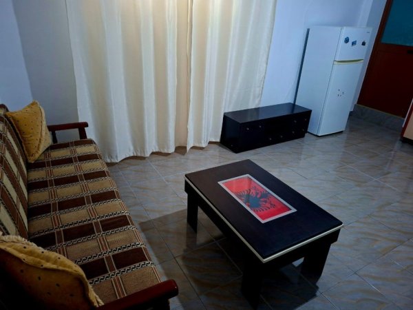 Tirane, jepet me qera apartament 1+1 Kati 1, 80 m² 320 € (Yzberisht- Shkolla Myslim Shima)