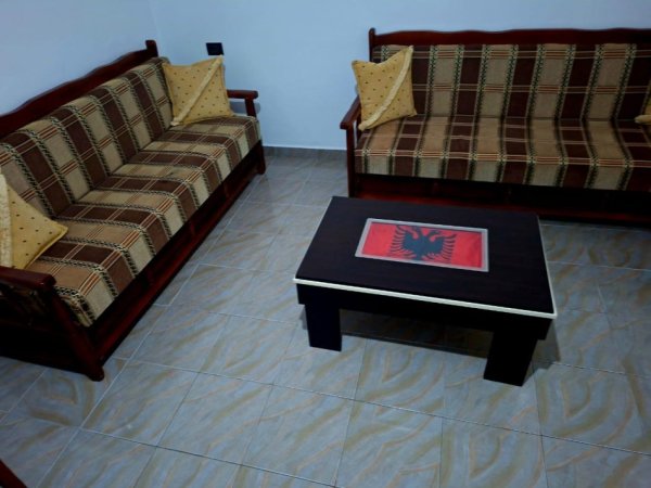 Tirane, jepet me qera apartament 1+1 Kati 1, 80 m² 320 € (Yzberisht- Shkolla Myslim Shima)