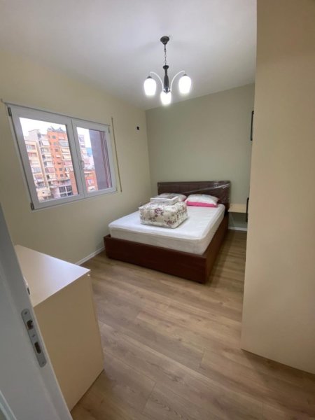Jepet me Qira Apartament 1+1 te Pazari i Ri, Kati 4, 65 m² 700 €URO
