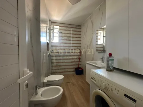 Tirane, jepet me qera apartament 2+1+Aneks+Ballkon Kati 3, 80 m² 600 € 