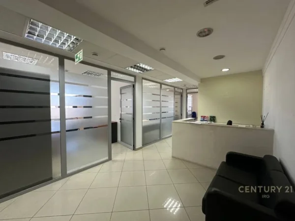 Tirane, jap me qera ambjent biznesi Kati 10, 456 m² 9.120 € (Kullat Binjake)