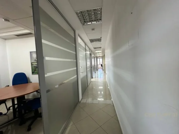 Tirane, jap me qera ambjent biznesi Kati 10, 456 m² 9.120 € (Kullat Binjake)