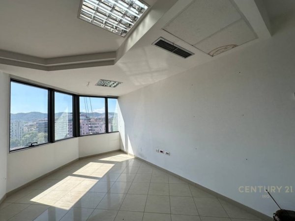 Tirane, jap me qera ambjent biznesi Kati 10, 456 m² 9.120 € (Kullat Binjake)