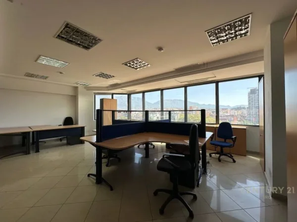 Tirane, jap me qera ambjent biznesi Kati 10, 456 m² 9.120 € (Kullat Binjake)