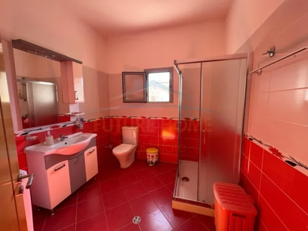 Durres, jepet me qera apartament 3+1 Kati 2, 125 m² 500 € (PORTO ROMANO,DURRES)