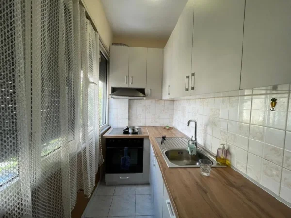 Tirane, jepet me qera apartament 3+1+Aneks+Ballkon Kati 2, 115 m² 1.000 € (Garda)