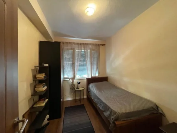 Tirane, jepet me qera apartament 3+1+Aneks+Ballkon Kati 2, 115 m² 1.000 € (Garda)