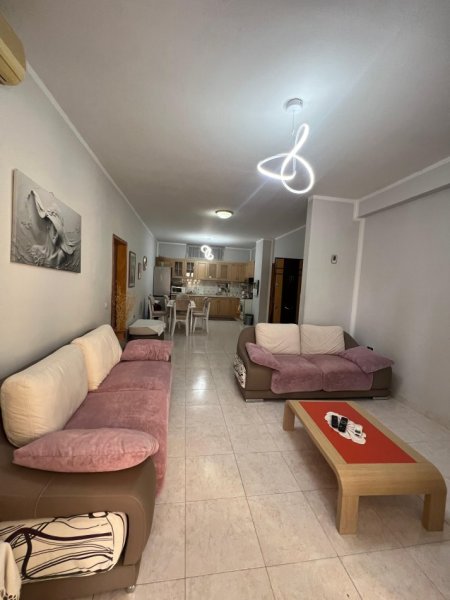 Jepet me Qera Apartament 3+1 ne Rrugen e Durresit  ,Kati 3, 100 m² 700 €uro