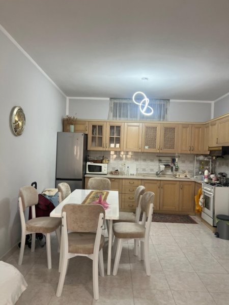 Jepet me Qera Apartament 3+1 ne Rrugen e Durresit  ,Kati 3, 100 m² 700 €uro