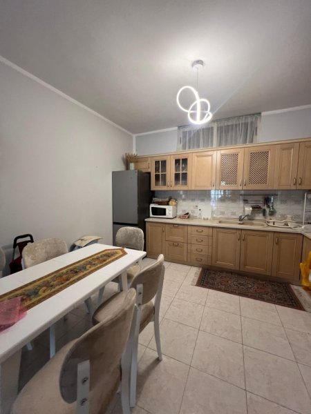 Jepet me Qera Apartament 3+1 ne Rrugen e Durresit  ,Kati 3, 100 m² 700 €uro