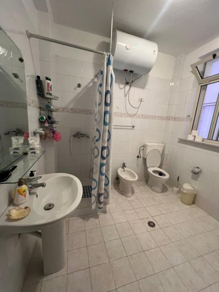 Jepet me Qera Apartament 3+1 ne Rrugen e Durresit  ,Kati 3, 100 m² 700 €uro