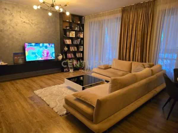Tirane, jepet me qera apartament 2+1+Aneks+Ballkon Kati 7, 125 m² 900 € 