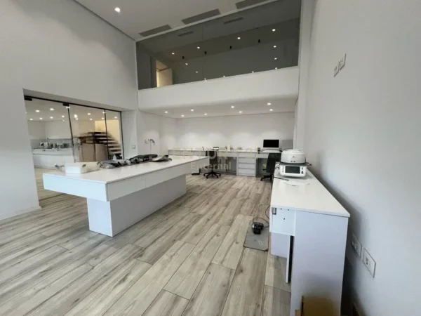 Tirane, jepet me qera ambjent biznesi Kati 1, 110 m² 1.500 € (Golden Park)