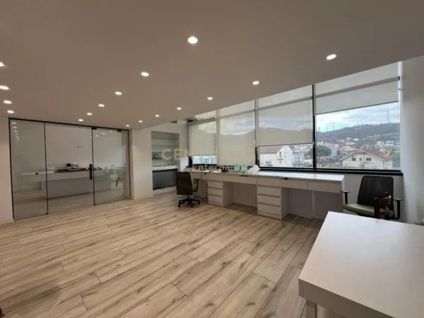 Tirane, jepet me qera ambjent biznesi Kati 1, 110 m² 1.500 € (Golden Park)