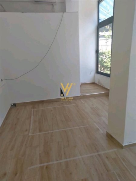 Tirane, jepet me qera ambjent biznesi Kati 0, 30 m² 450 € (ZOGU I ZI)