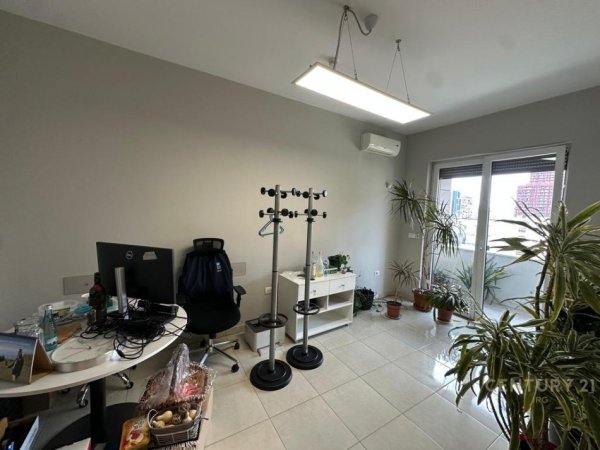 Tirane, jap me qera ambjent biznesi Kati 5, 126 m² 1.500 € (Rruga e Bogdaneve)