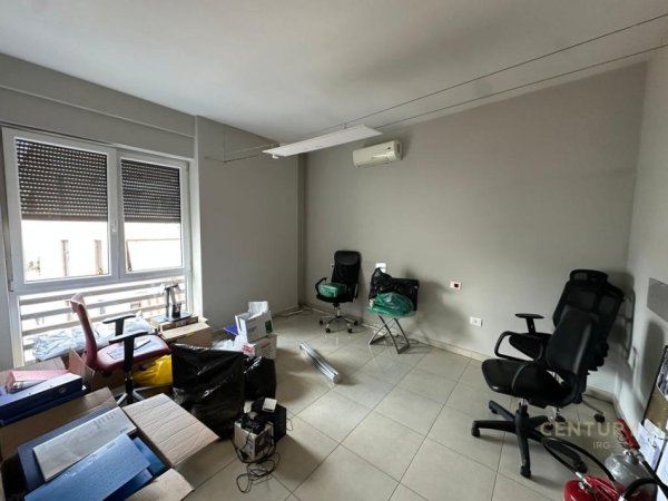 Tirane, jap me qera ambjent biznesi Kati 5, 126 m² 1.500 € (Rruga e Bogdaneve)