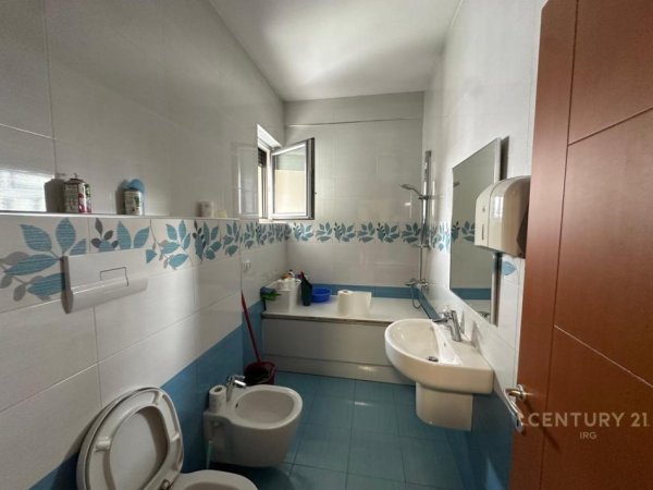 Tirane, jap me qera ambjent biznesi Kati 5, 126 m² 1.500 € (Rruga e Bogdaneve)