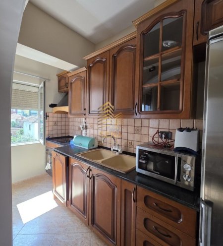 Tirane, jepet me qera apartament 2+1+Ballkon Kati 3, 90 m² 600 € (Rruga e Elbasanit)