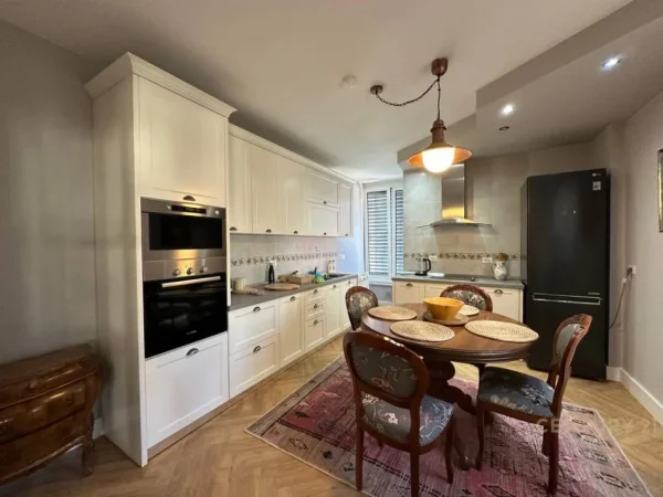 Tirane, jepet me qera apartament 2+1+Aneks+Ballkon Kati 3, 160 m² 2.500 € (Stadiumi Air Albania)