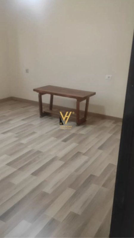 Tirane, jepet me qera apartament 2+1+Ballkon Kati 2, 68 m² 350 € (XHAMLLIK)