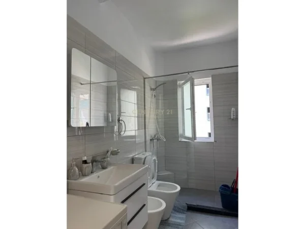 Tirane, jepet me qera apartament 2+1+Aneks+Ballkon Kati 5, 88 m² 850 € 