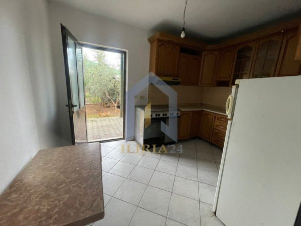 Tirane, jepet me qera shtepi 1+1+Ballkon Kati 0, 85 m² 350 € 