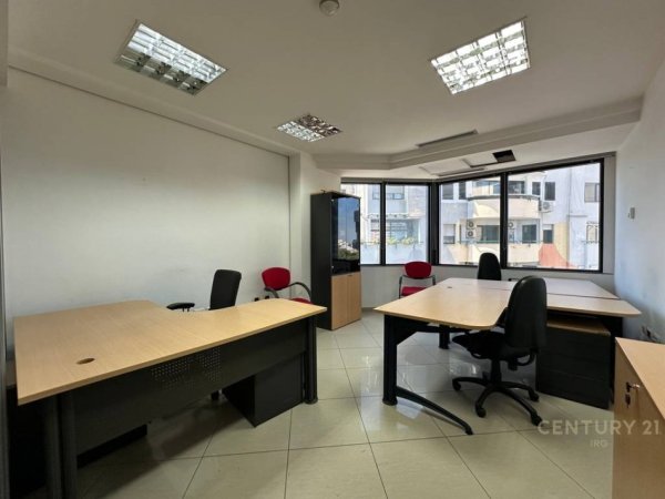 Tirane, jepet me qera zyre Kati 10, 456 m² 9.120 € (Kullat Binjake)