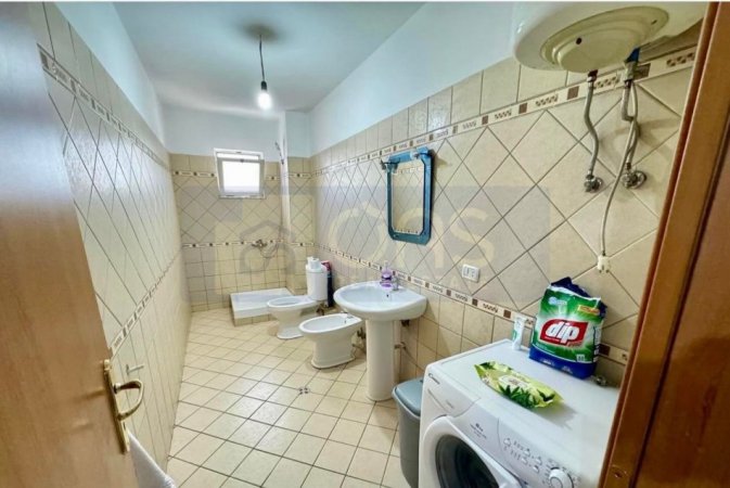 Tirane, jepet me qera apartament 2+1+Aneks+Ballkon Kati 5, 95 m² 400 € (kompleksi Malazjan, perballe CasaItalia)